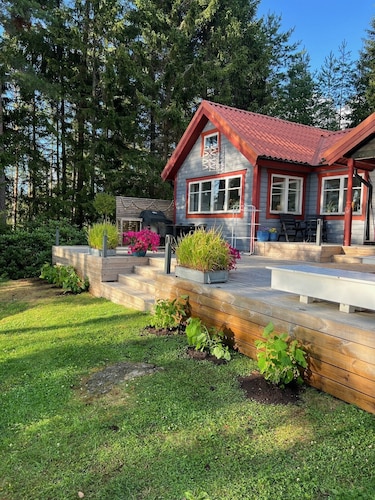 Cozy cottage by the lake