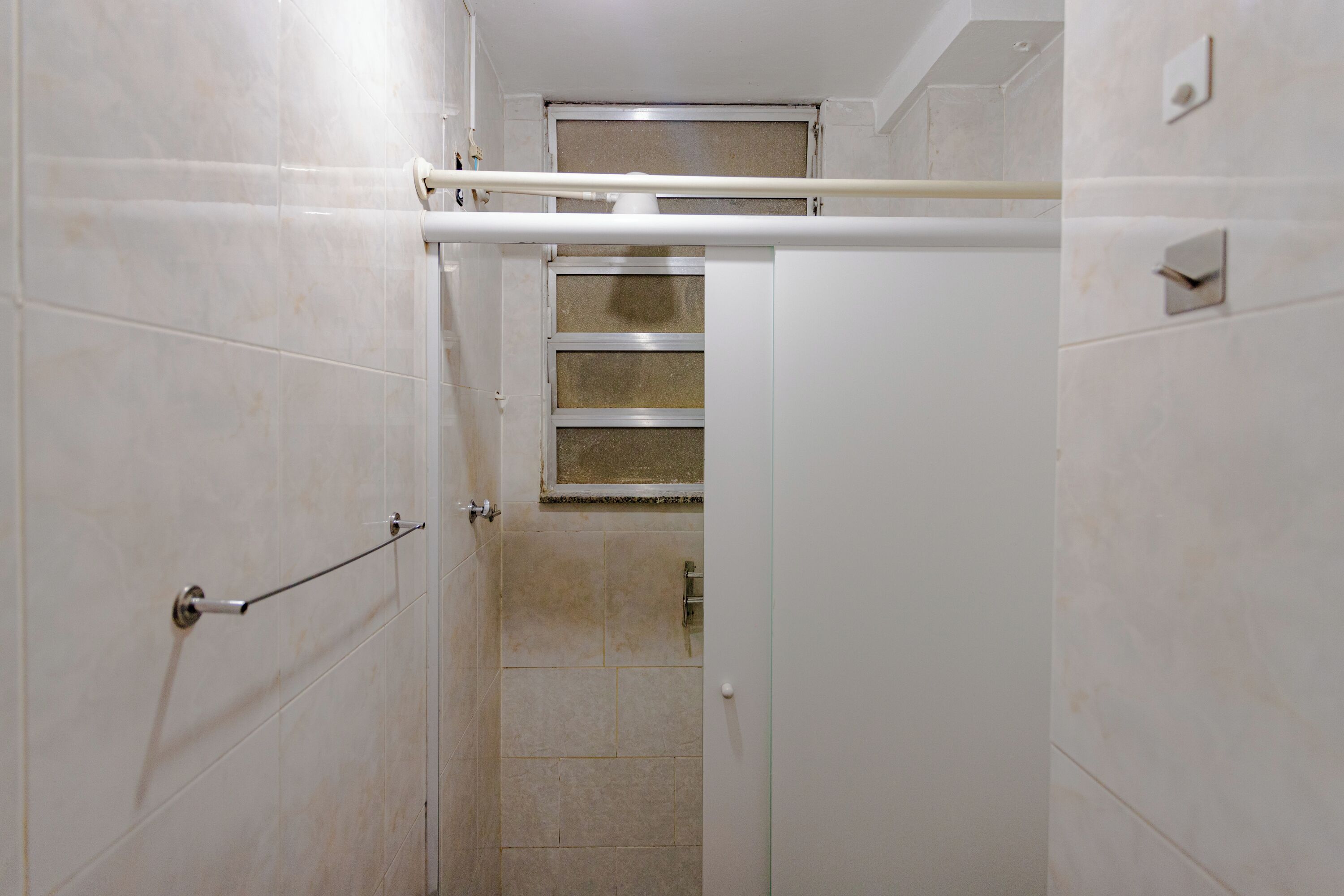 SUH Copacabana 103 | Phòng tắm | Buồng tắm vòi sen, máy sấy tóc, khăn tắm, giấy vệ sinh 