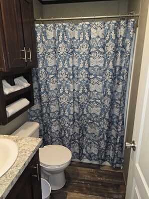 Toallas, papel higiénico