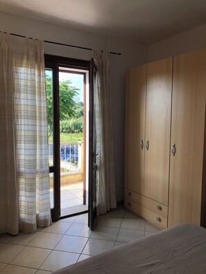 1 habitación, tabla de planchar con plancha y ropa de cama 