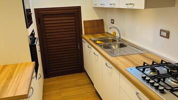 Frigorifero, microonde, forno, piano cottura