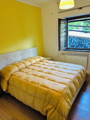 2 chambres, bureau, fer et planche à repasser, lit parapluie