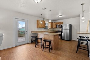 Refrigerador, microondas, horno, placa de cocina