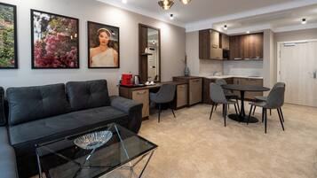 Safe på rommet, strykejern/-brett og wi-fi (inkludert)