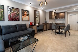 Caja de seguridad en la habitación y tabla de planchar con plancha 