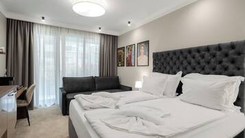 Caja de seguridad en la habitación y tabla de planchar con plancha