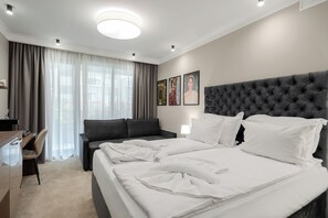 Caja de seguridad en la habitación y tabla de planchar con plancha 