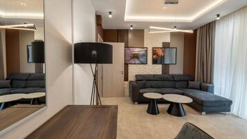 Leilighet – deluxe, balkong | Oppholdsområde