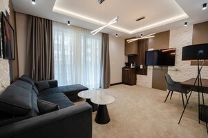 Apartamento luxo, sacada | Área de estar | TV