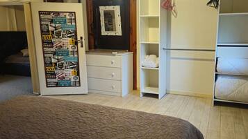 4 slaapkamers, een strijkplank/strijkijzer, wifi, beddengoed