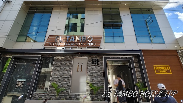 Un hôtel moderne, reconnaissable à son enseigne bien visible où l’on peut lire : « EL TAMBO HOTEL TARAPOTO PERÚ ».