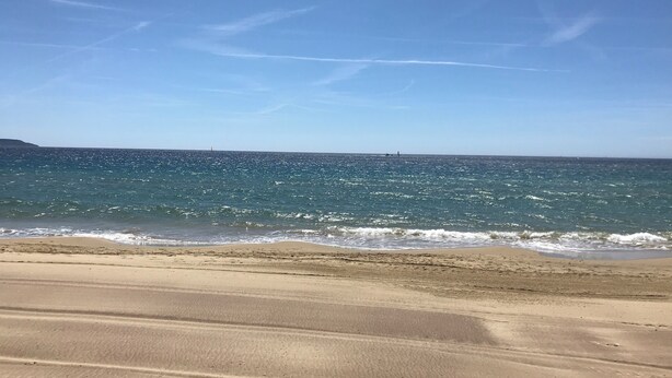 A beach with a clear sky and calm sea. - Comfortable apartment 95 m2, 2 terraces, sea view, near beach, port, center (Cavalaire-sur-Mer)
