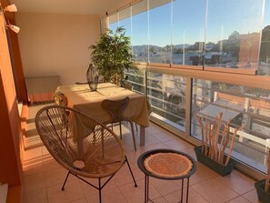 Dining - Comfortable apartment 95 m2, 2 terraces, sea view, near beach, port, center (Cavalaire-sur-Mer)