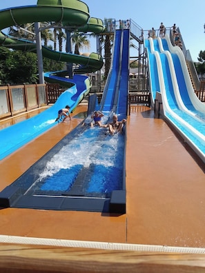 A water park with multiple water slides and a pool area. - Mobile Home Rentals for 4–6 People (Torreilles)
