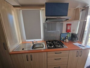 Fridge, microwave, stovetop, coffee/tea maker - Mobile home rental 4-6 persons (Torreilles)