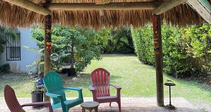 Chic 2-bedroom apartment with WiFi, AC in vibrant Miami