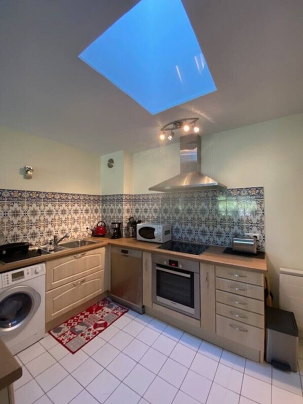 Kylskåp, mikrovågsugn, ugn och diskmaskin