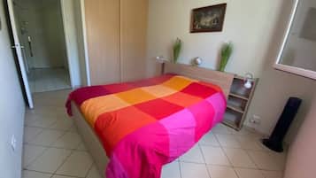 1 chambre, fer et planche à repasser, accès au Wi-Fi (inclus)
