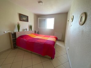 1 室のベッドルーム、アイロン / アイロン台、WiFi (無料)、ベッドシーツ