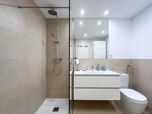 Douche, séchoir à cheveux, serviettes fournies
