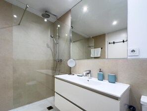 Shower, hair dryer, towels - Penthouse + Work Area Retiro, Madrid (MADRID)