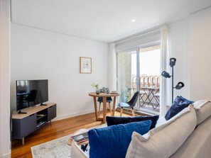 TV - Penthouse + Work Area Retiro, Madrid (MADRID)