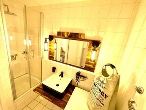 Dusche, Haartrockner, Handtücher, Seife