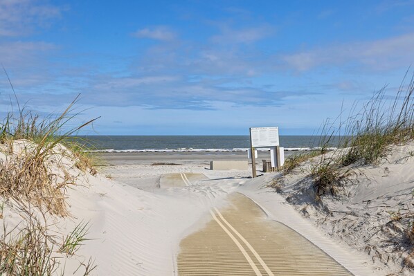 På stranden, liggestole, badehåndklæder