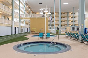Una piscina techada, una piscina al aire libre