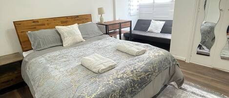 1 dormitorio, tabla de planchar con plancha, wifi gratis y ropa de cama