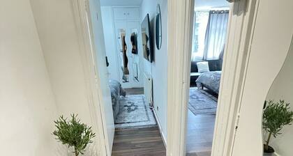 Studio A– Elegant Chic Retreat Near London Landmarks