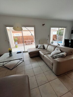 TV - House with pool (Le Grau-du-Roi)
