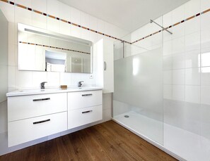 シャワー、ヘアドライヤー、タオル、石鹸