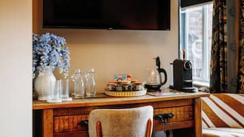 Deluxe Double Room, 1 King Bed, Private Bathroom | Individually furnished, blackout drapes, iron/ironing board, free WiFi