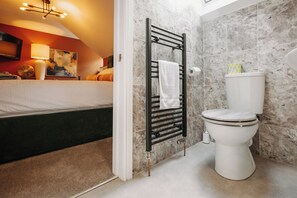 Deluxe tweepersoonskamer, 1 kingsize bed, privébadkamer | Badkamer | Een douche, een haardroger, handdoeken, zeep