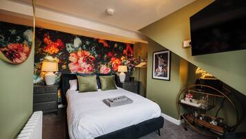 Habitación Confort doble | Mobiliario individual, cortinas opacas, tabla de planchar con plancha