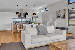 Smart TV y chimenea 