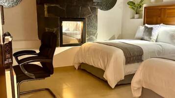 Quarto luxo, 2 camas Queen | Lençóis italianos Frette, roupas de cama premium, edredons de pluma