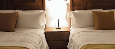 Deluxe kamer, 2 queensize bedden | Italiaanse Frette-lakens, luxe beddengoed, donsdekens