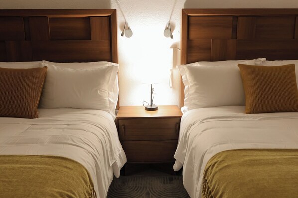 Phòng Deluxe, 2 giường cỡ queen | Bộ trải giường bằng vải Frette của Ý, bộ đồ giường cao cấp 