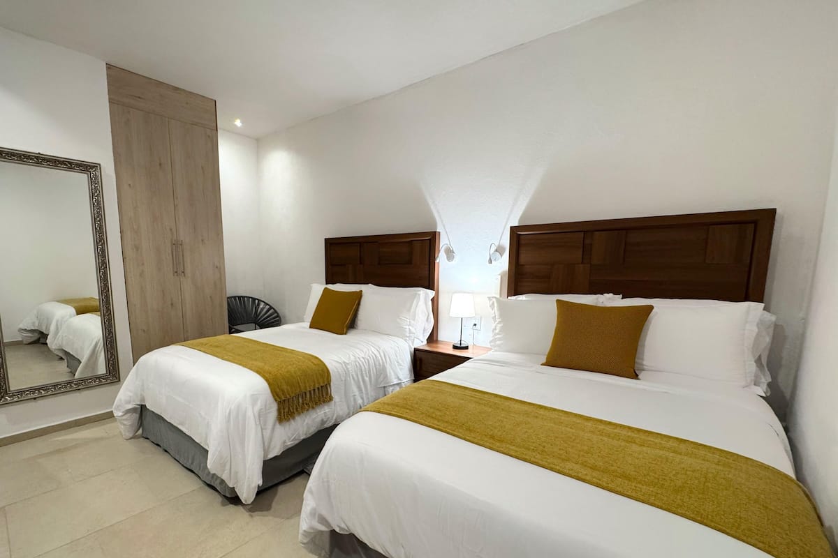 Kamar Deluks, 2 Tempat Tidur Queen | Seprai Frette Italia, seprai premium, selimut bulu angsa, dan brankas
