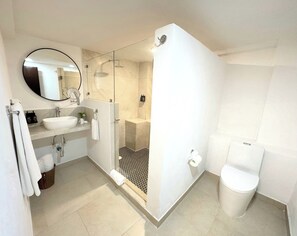 Shower, hair dryer, towels, soap - Hotel Casa Karlotta (San Miguel de Allende)