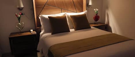 Deluxe 1 Queen bed | Frette Italian sheets, premium bedding, down comforters, in-room safe