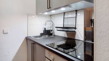 Fridge, oven, stovetop, coffee/tea maker