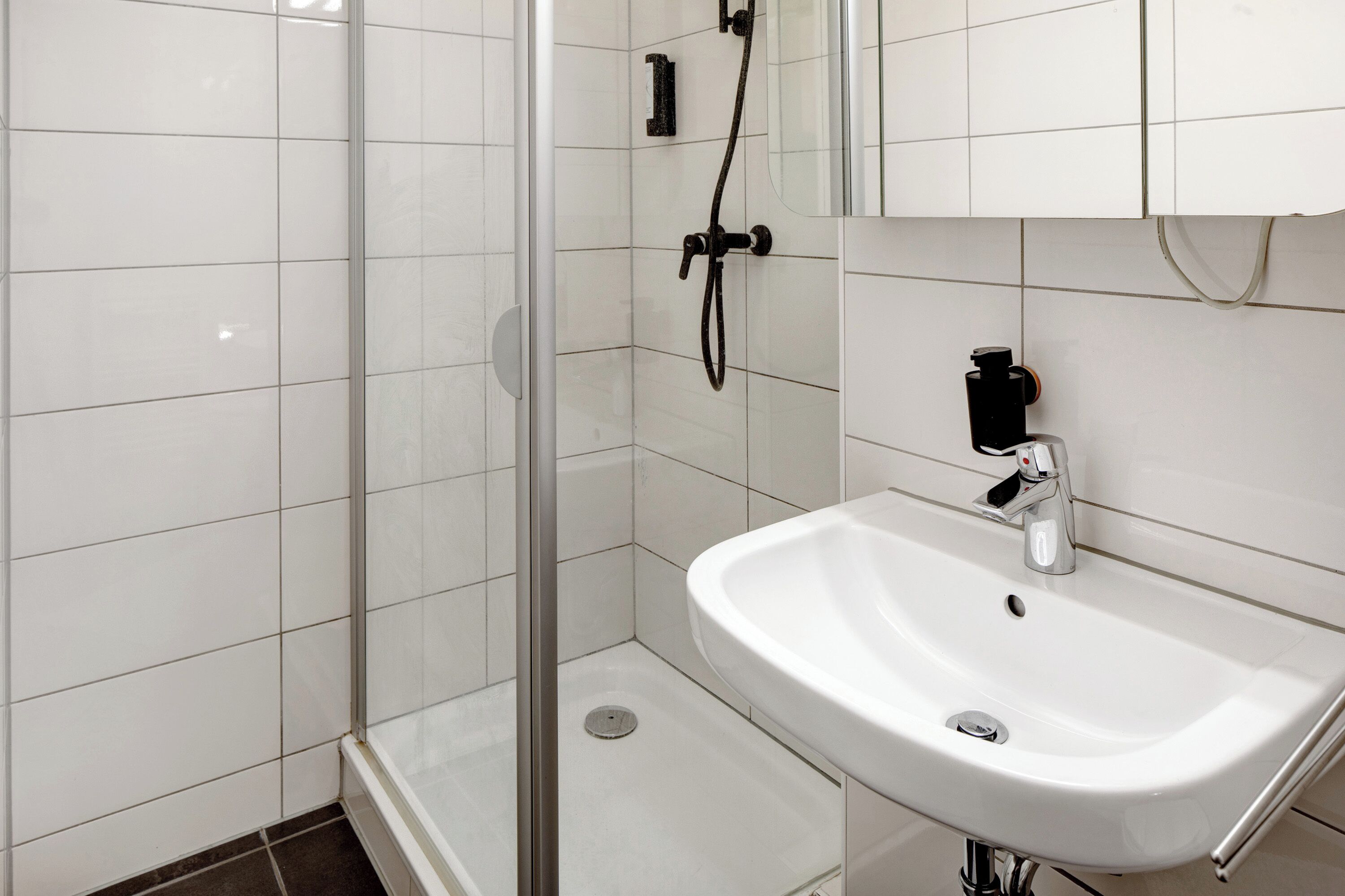 Een douche, een haardroger, handdoeken, zeep