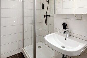 Dusche, Haartrockner, Handtücher, Seife