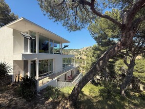 Exterior - N'ARTure home with unique environment (restricted calanque, sea front and boat) (Ensuès-la-Redonne)