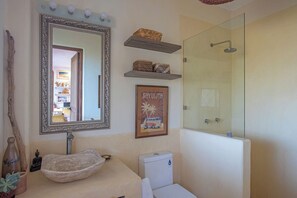 Douche, serviettes fournies, savon, papier toilette