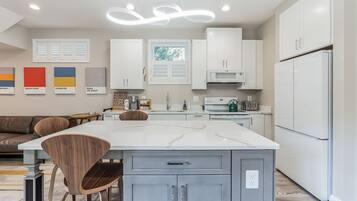 Refrigerador, microondas, horno y parrilla de estufa