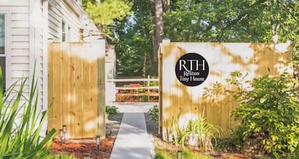 Reston Tiny House – Pristine 1BR, King Bed, Hot Tub, Close to IAD, Tysons & DC.